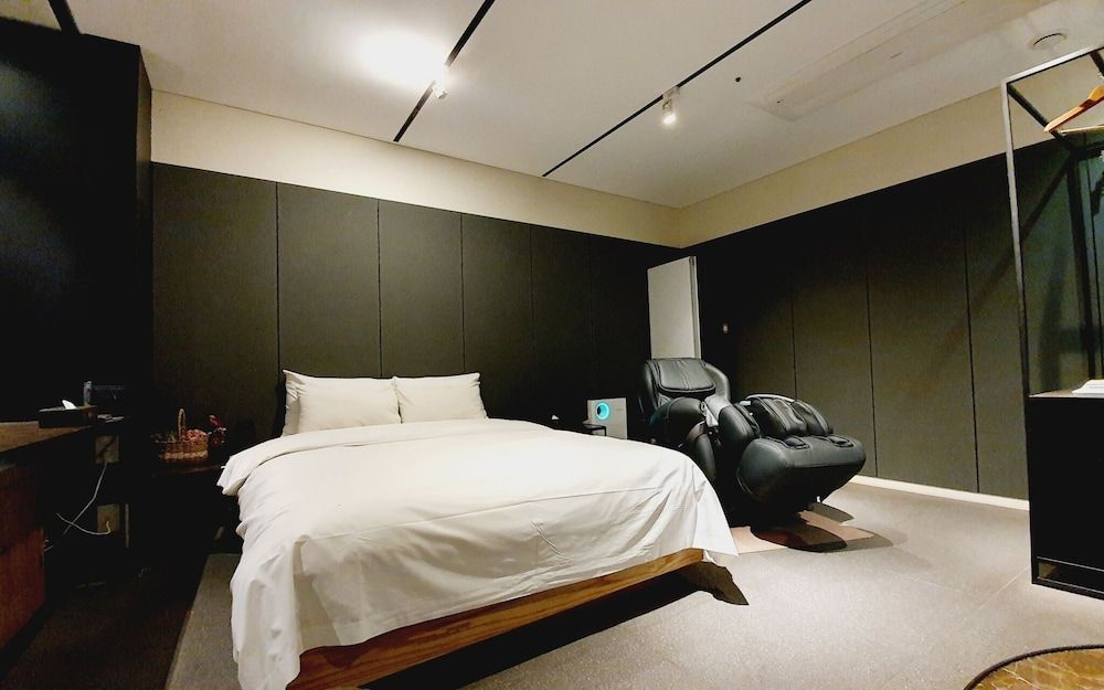 Guro Cullinan Room (Suite 2 (Styler Massage Chair)) 4
