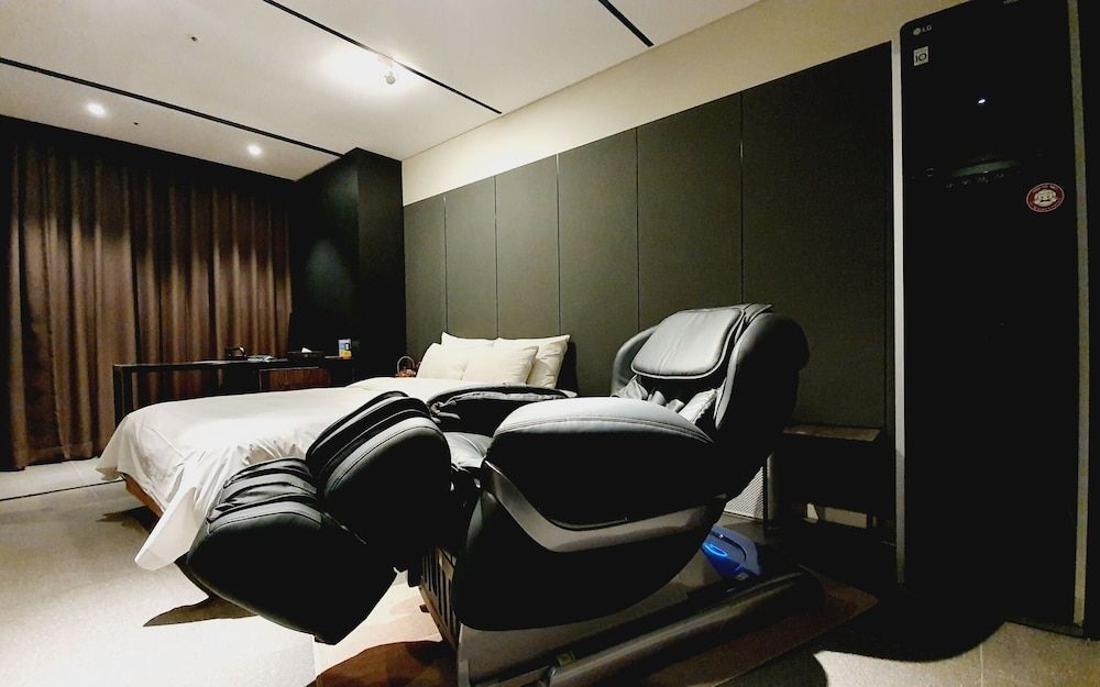 Guro Cullinan Room (Suite 2 (Styler Massage Chair)) 3