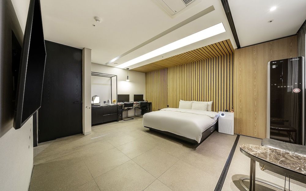 Guro Cullinan Room (Suite-Couple PC (65 inch + air purifi) 5