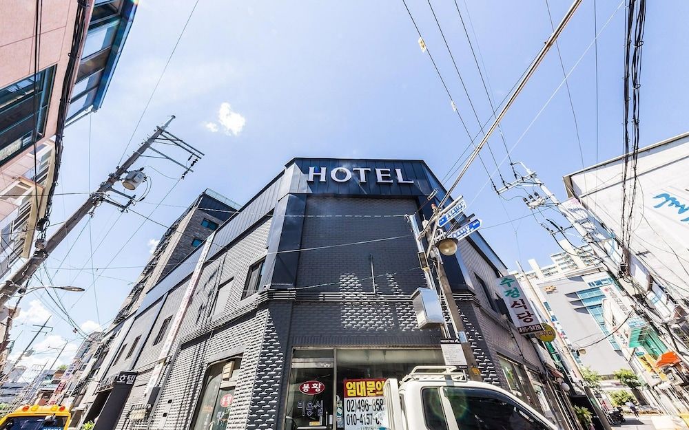 undefined Reunion Hotel Piano 5