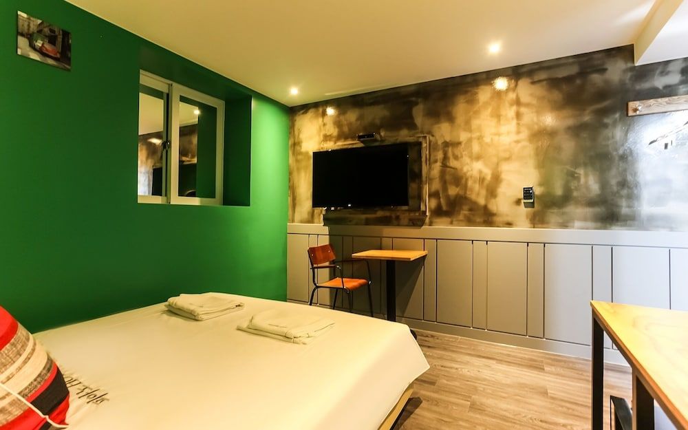 undefined Reunion Hotel Piano 8