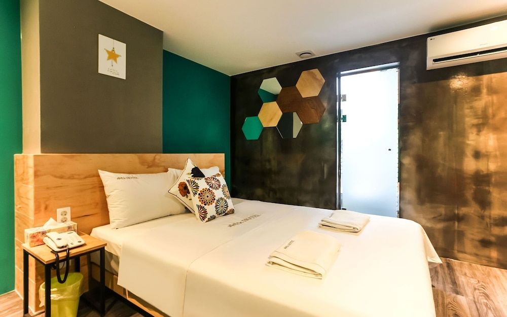 undefined Reunion Hotel Piano 10