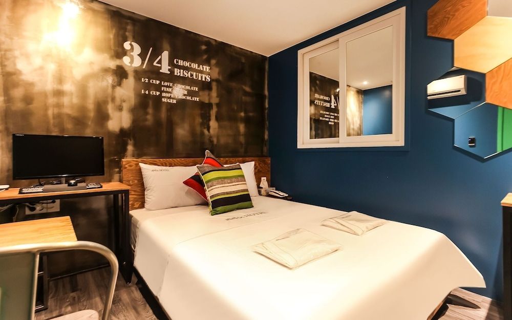 undefined Reunion Hotel Piano 9