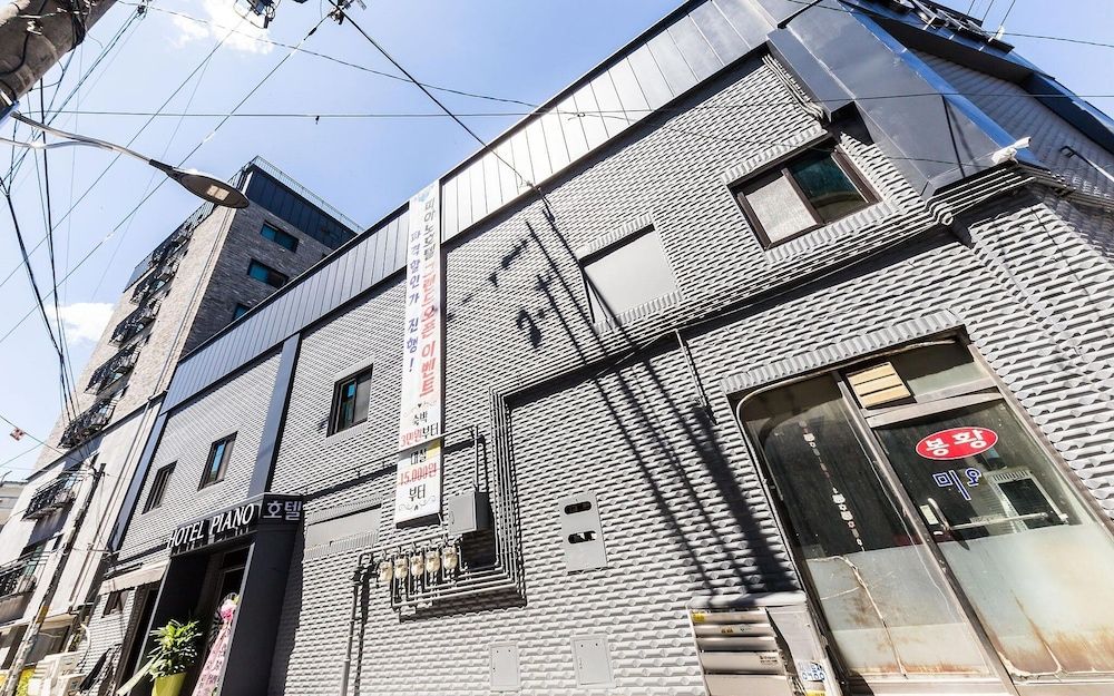 undefined Reunion Hotel Piano 4