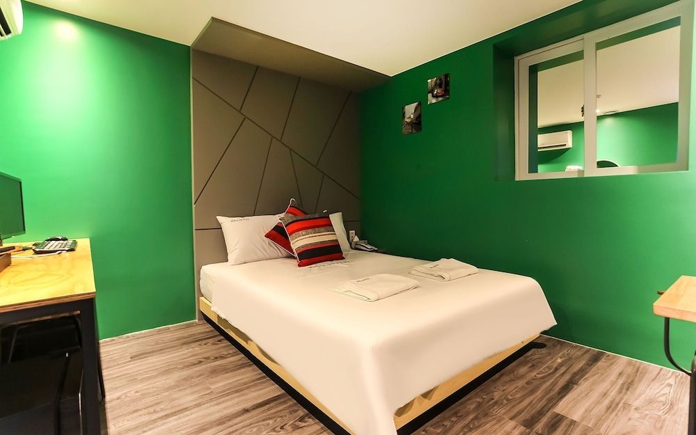 undefined Reunion Hotel Piano 6