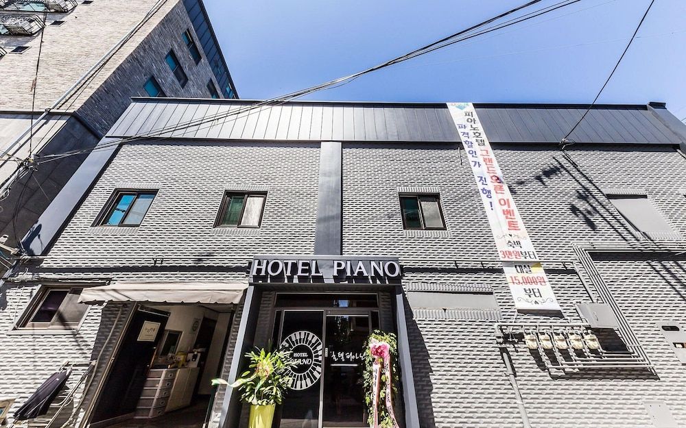 undefined Reunion Hotel Piano