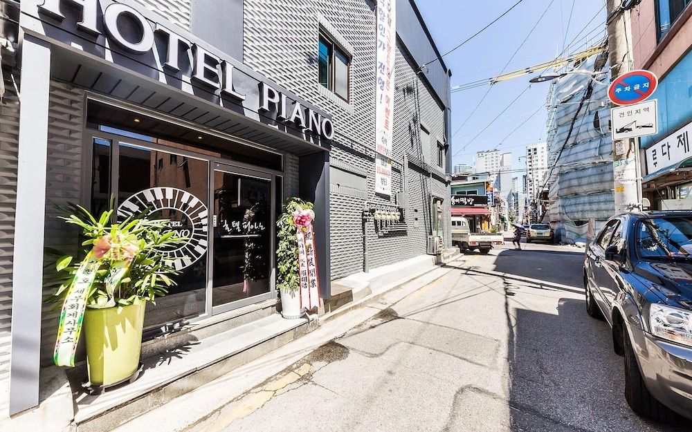 undefined Reunion Hotel Piano 3