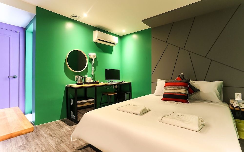 undefined Reunion Hotel Piano 7