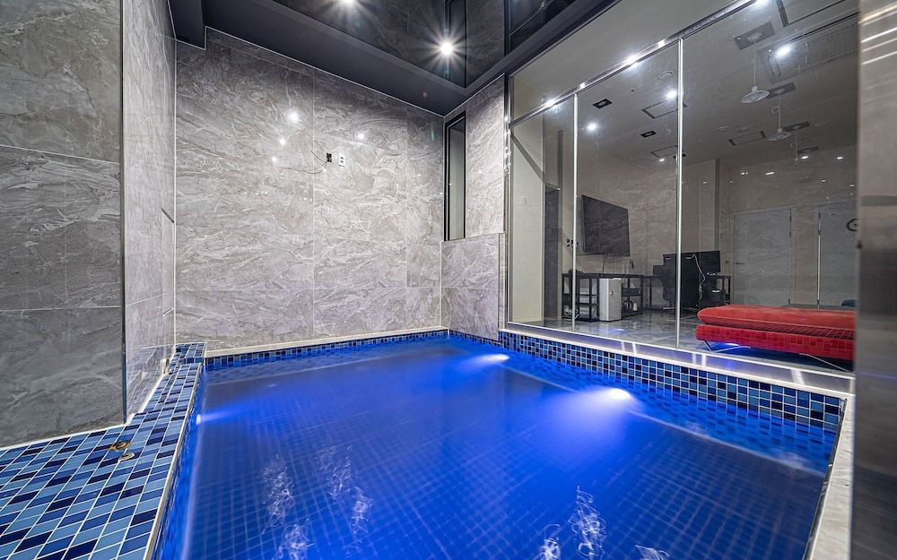 Cheonho La View Luxury Hotel Room (Party Room Royal Gold Private Pool (c) 9