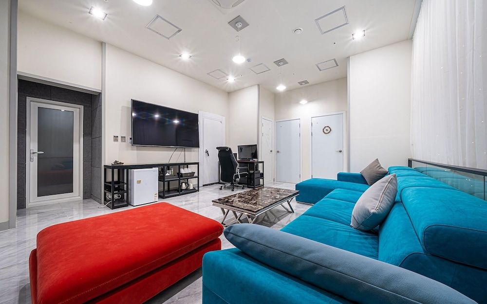 Cheonho La View Luxury Hotel Room (Party Room Royal Gold Private Pool (c) 2