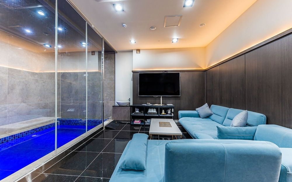 Cheonho La View Luxury Hotel Room (Party Room Royal Gold Private Pool (c) 6