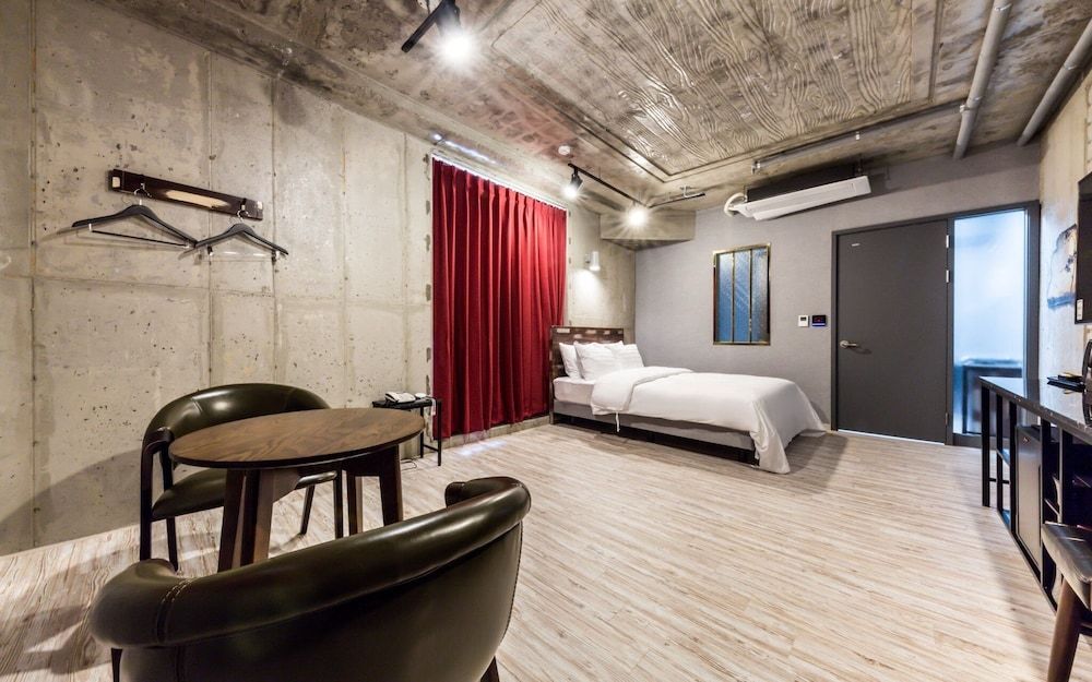 Doksan SI Hotel Room (Suite (Netflix available NO PC pictur)