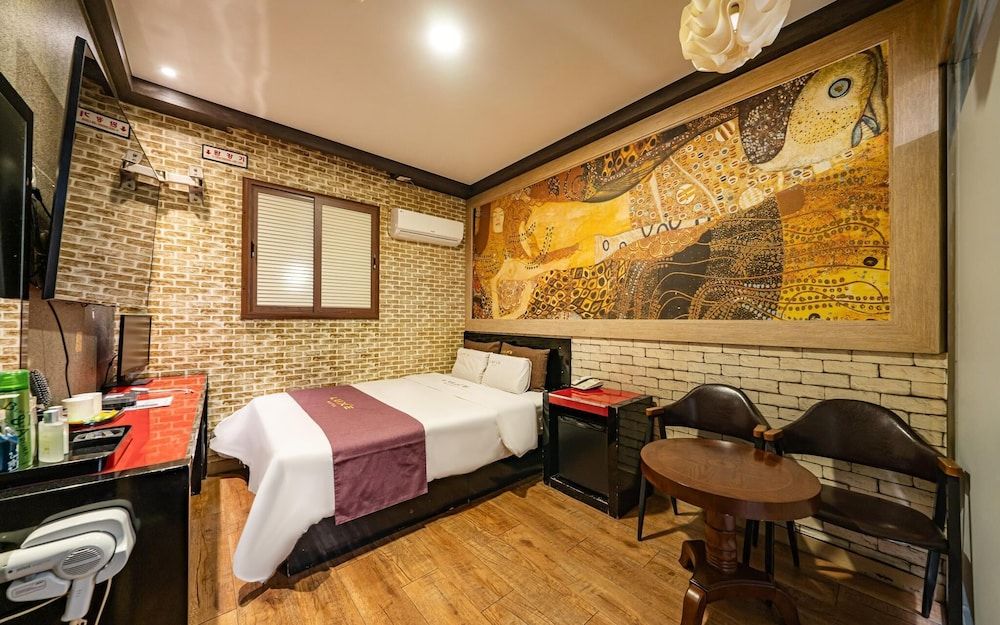 Dobong Lux Room (Standard room (65-inch TV / Netflix () 5