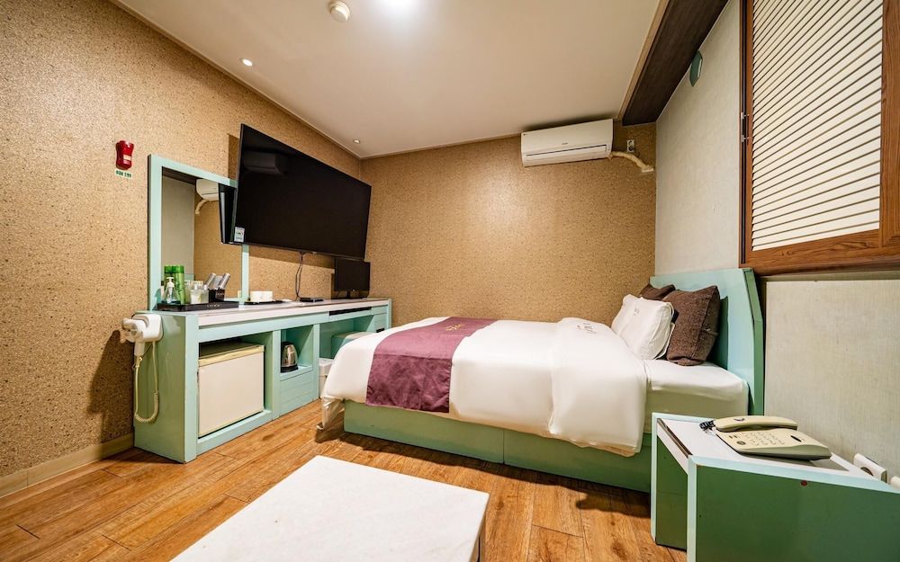 Dobong Lux Room (Standard room (65-inch TV / Netflix () 3