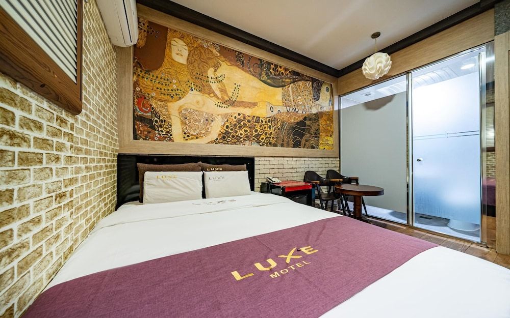 Dobong Lux Room (Standard room (65-inch TV / Netflix () 6