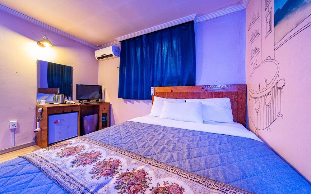 Cheonho Orange Room (Picture mural room late check-out at ) 3