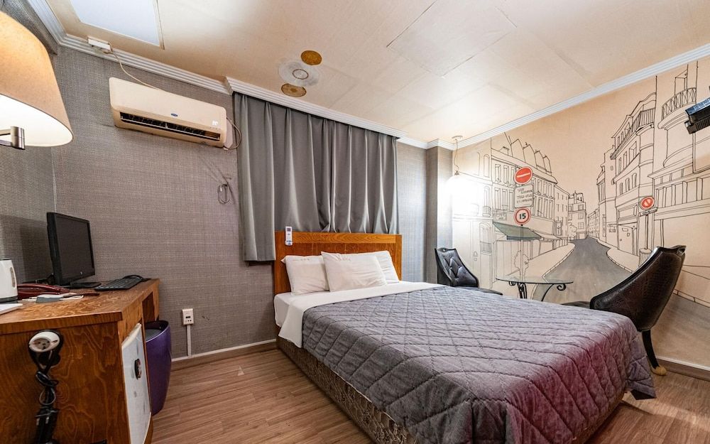 Cheonho Orange Room (Picture mural room late check-out at )