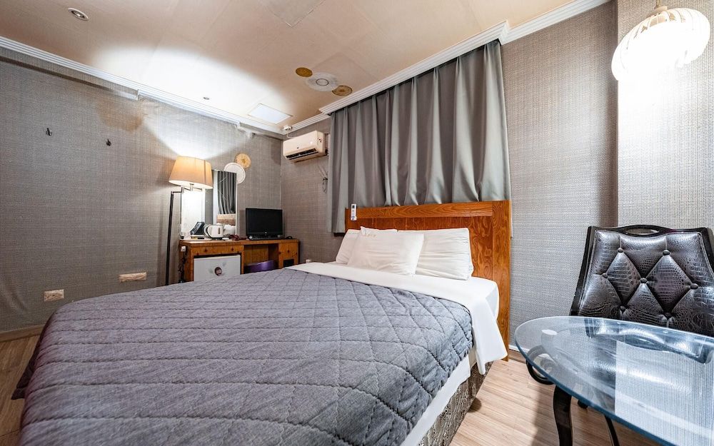 Cheonho Orange Room (Picture mural room late check-out at ) 5