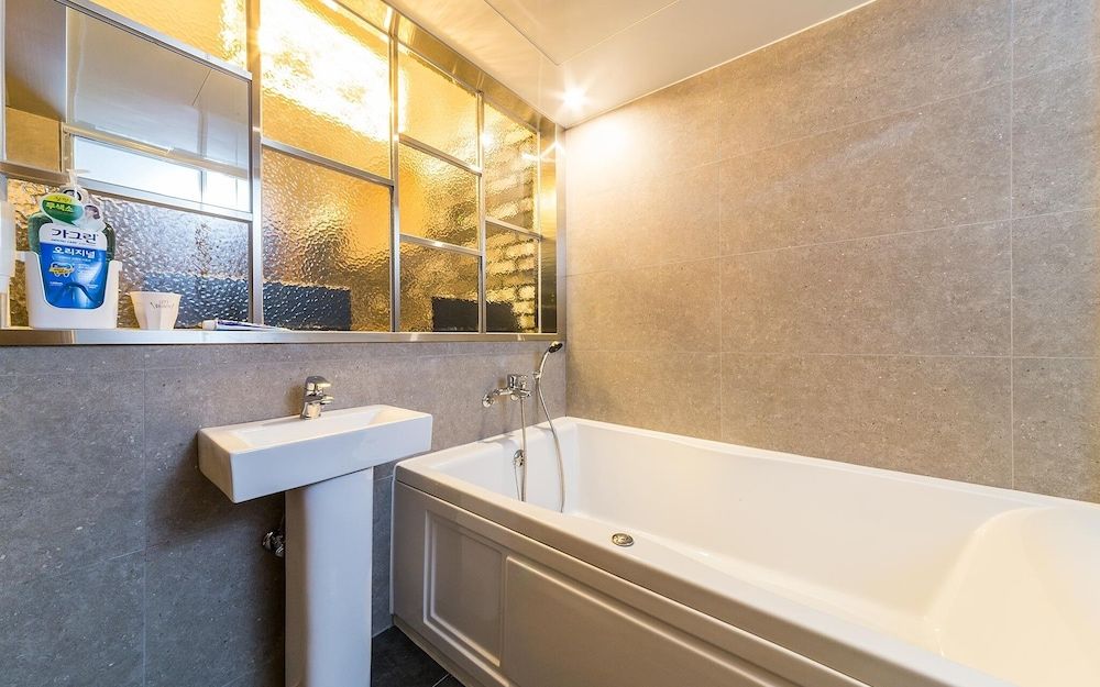 Jangan Hotel A366 Room (Royal Premium (View Netflix)) 4