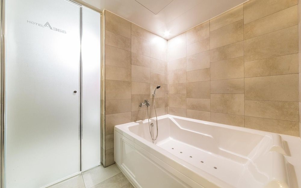 Jangan Hotel A366 Room (Royal Premium (View Netflix)) 14