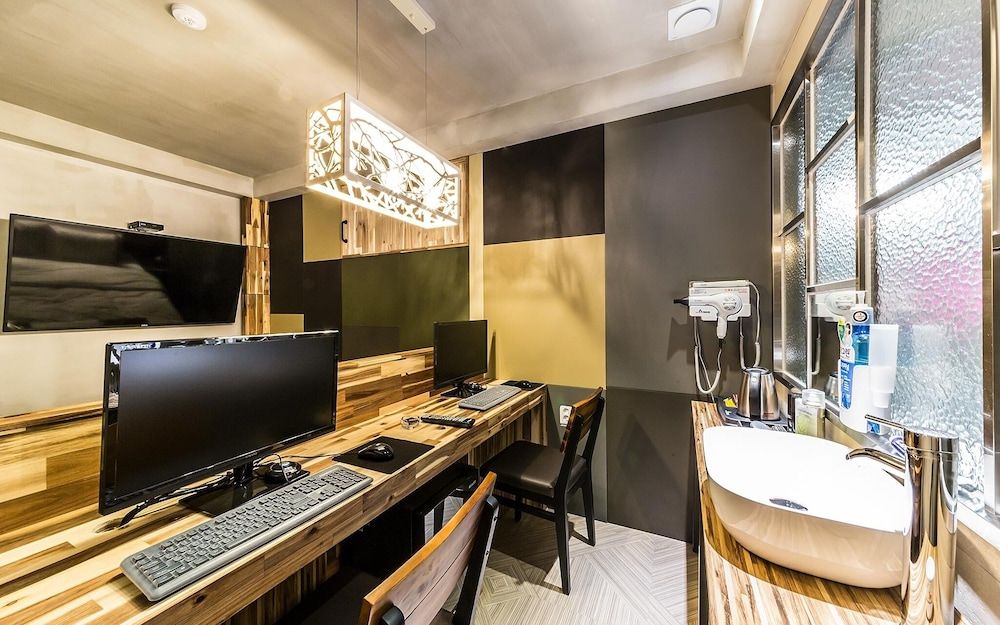 Jangan Hotel A366 Room (Royal Premium (View Netflix)) 13