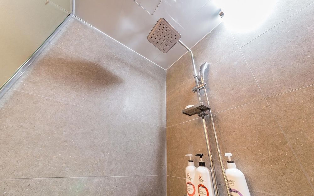 Jangan Hotel A366 Room (Royal Premium (View Netflix)) 5