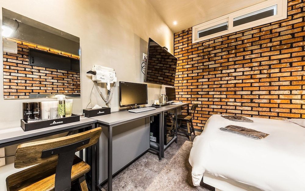 Jangan Hotel A366 Room (Royal Premium (View Netflix)) 7