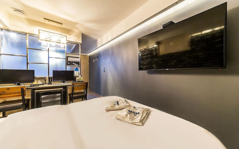 Jangan Hotel A366 Room (Royal Premium (View Netflix)) 2