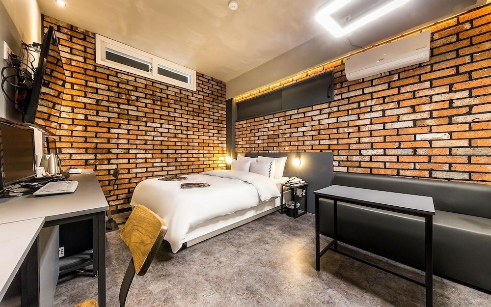 Jangan Hotel A366 Room (Royal Premium (View Netflix)) 6