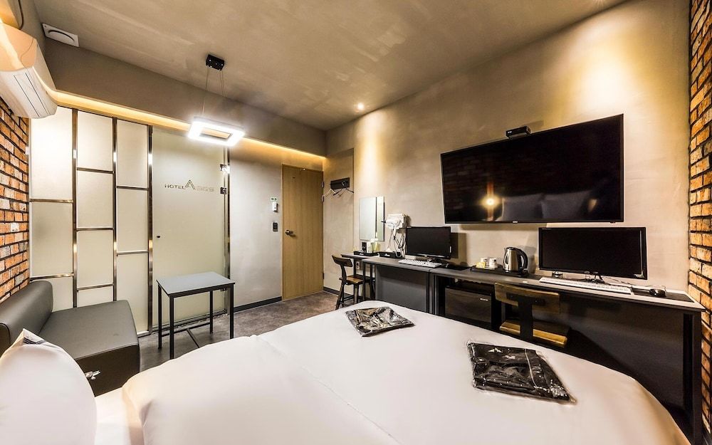 Jangan Hotel A366 Room (Royal Premium (View Netflix)) 17