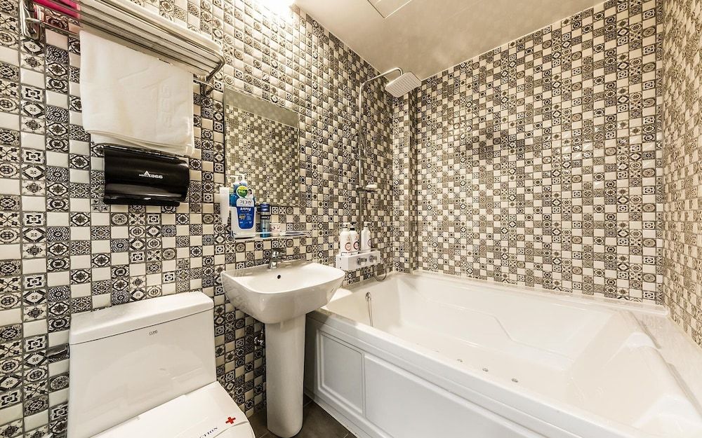 Jangan Hotel A366 Room (Royal Premium (View Netflix)) 11