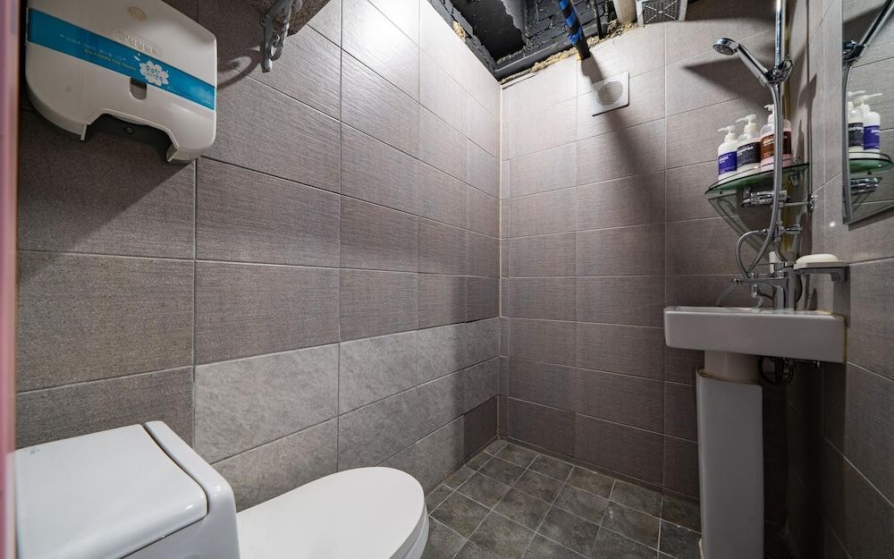 Dampsimni Khan Stay Gallery Room (No hard 1PC gaming + massage chair ro) 8