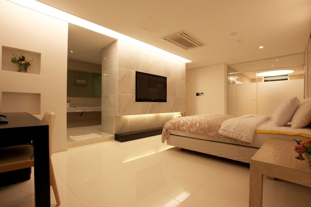 Seocho Amusement Hotel Nambu Terminal Room (Deluxe (Free use of Netflix Disney+ T) 2