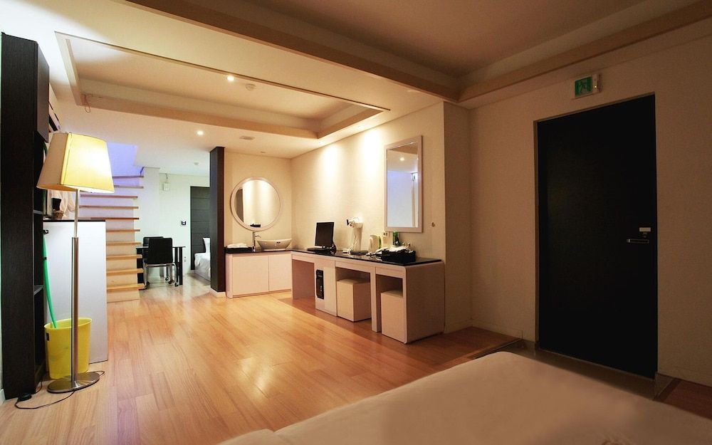 undefined Mia Gallery 5