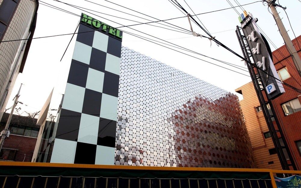 undefined Mia Gallery 3