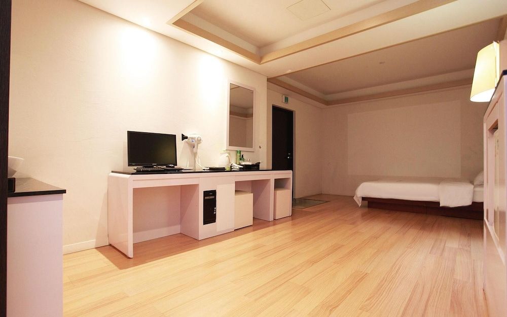 undefined Mia Gallery 8