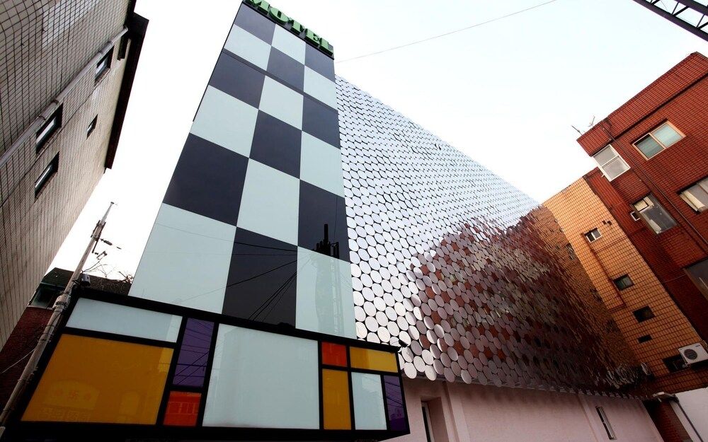 undefined Mia Gallery 2