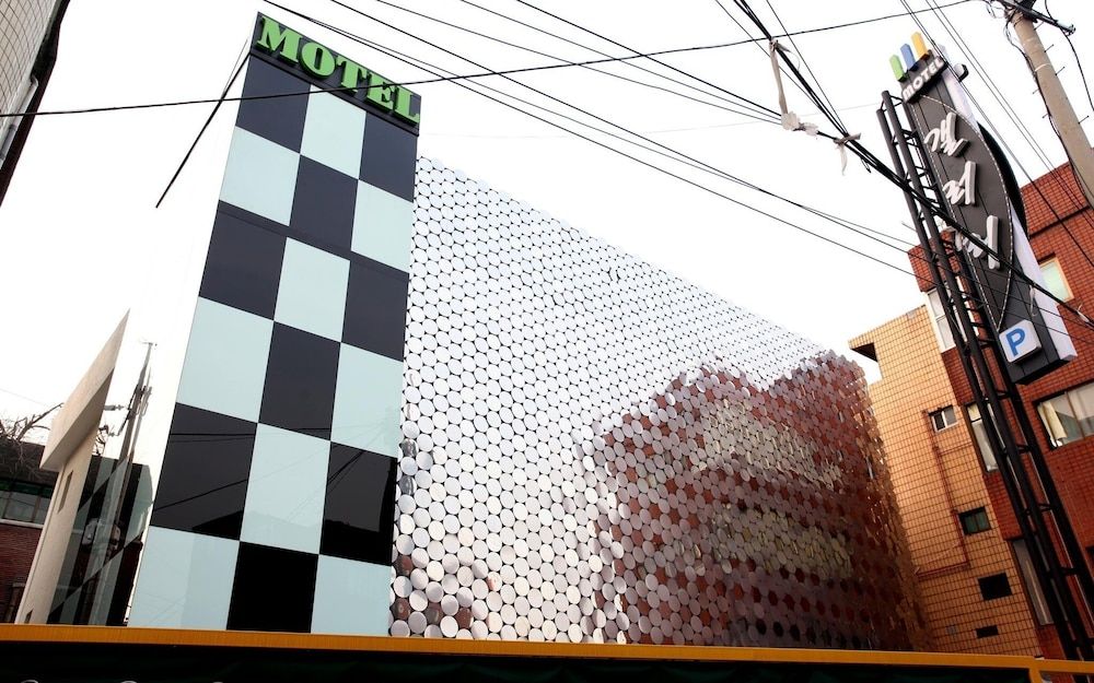 undefined Mia Gallery