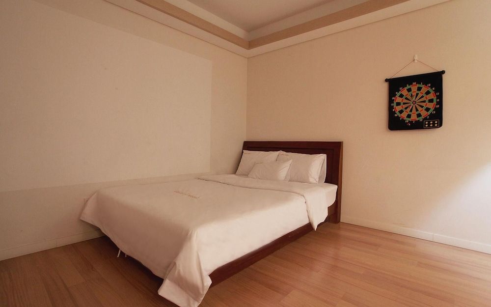 undefined Mia Gallery 6