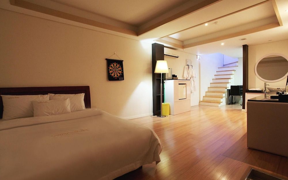 undefined Mia Gallery 4