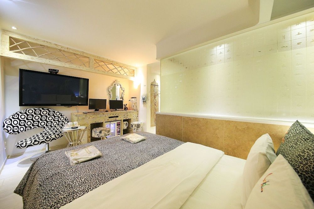 Suyu M Room (2 PCs (Netflix/Wave/Disney/TVing/Bide) 9