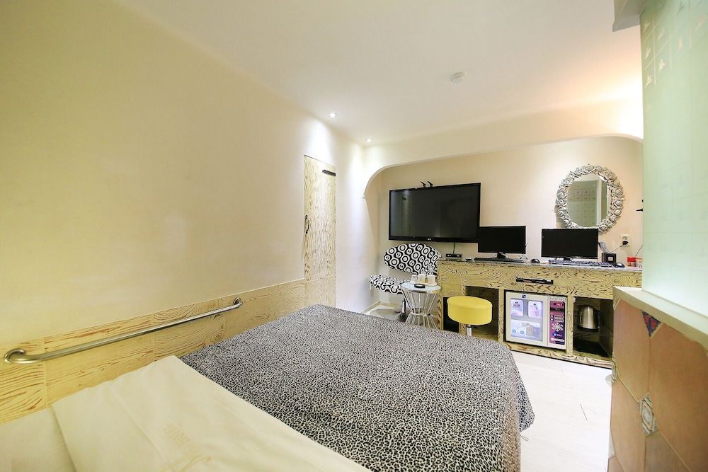 Suyu M Room (2 PCs (Netflix/Wave/Disney/TVing/Bide) 17