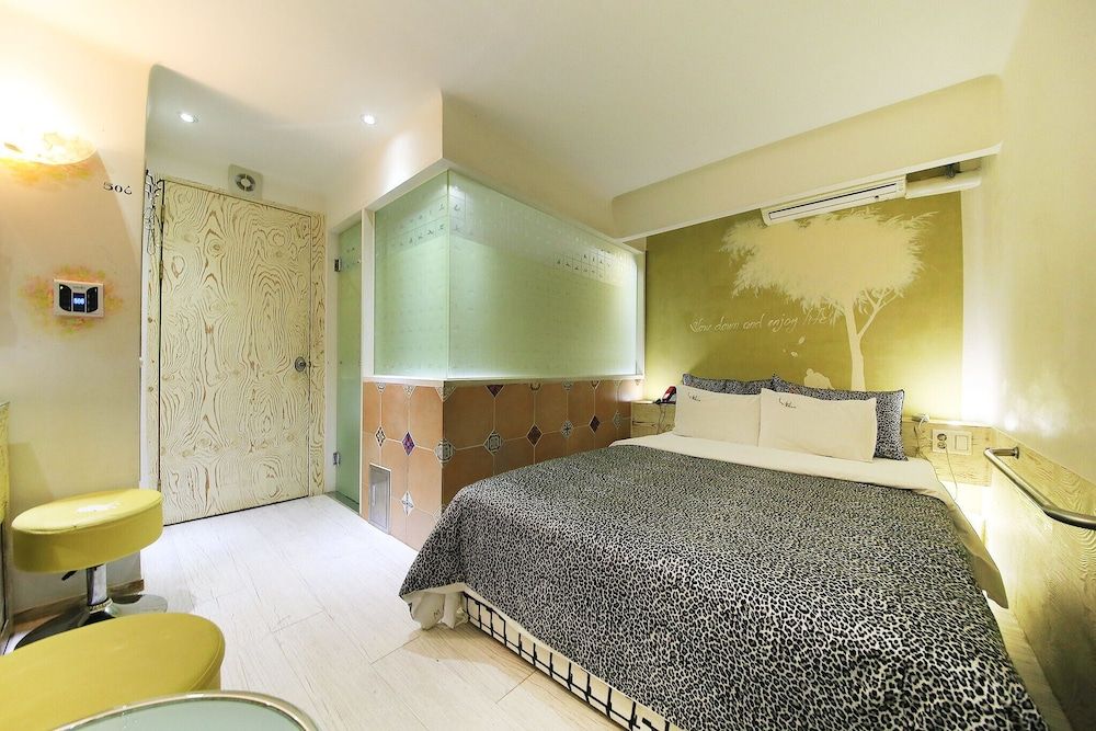 Suyu M Room (2 PCs (Netflix/Wave/Disney/TVing/Bide) 32