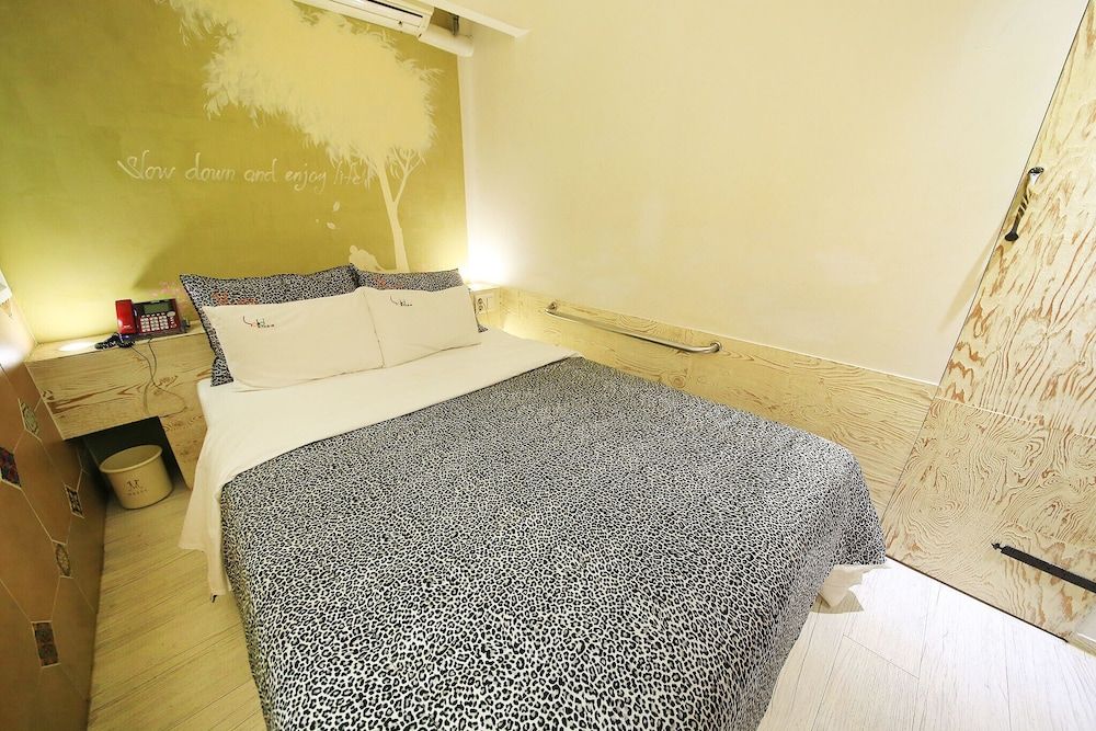 Suyu M Room (2 PCs (Netflix/Wave/Disney/TVing/Bide) 18