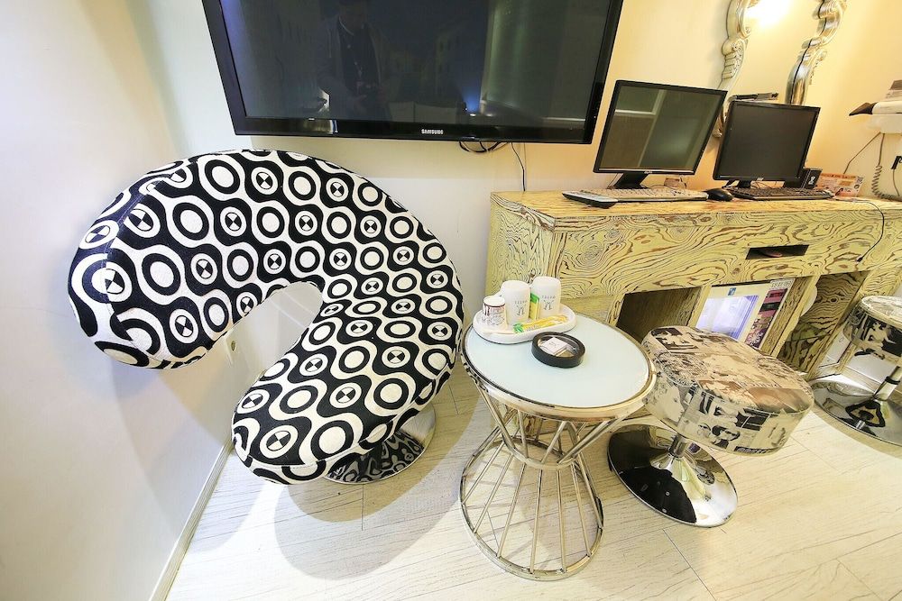 Suyu M Room (2 PCs (Netflix/Wave/Disney/TVing/Bide) 14