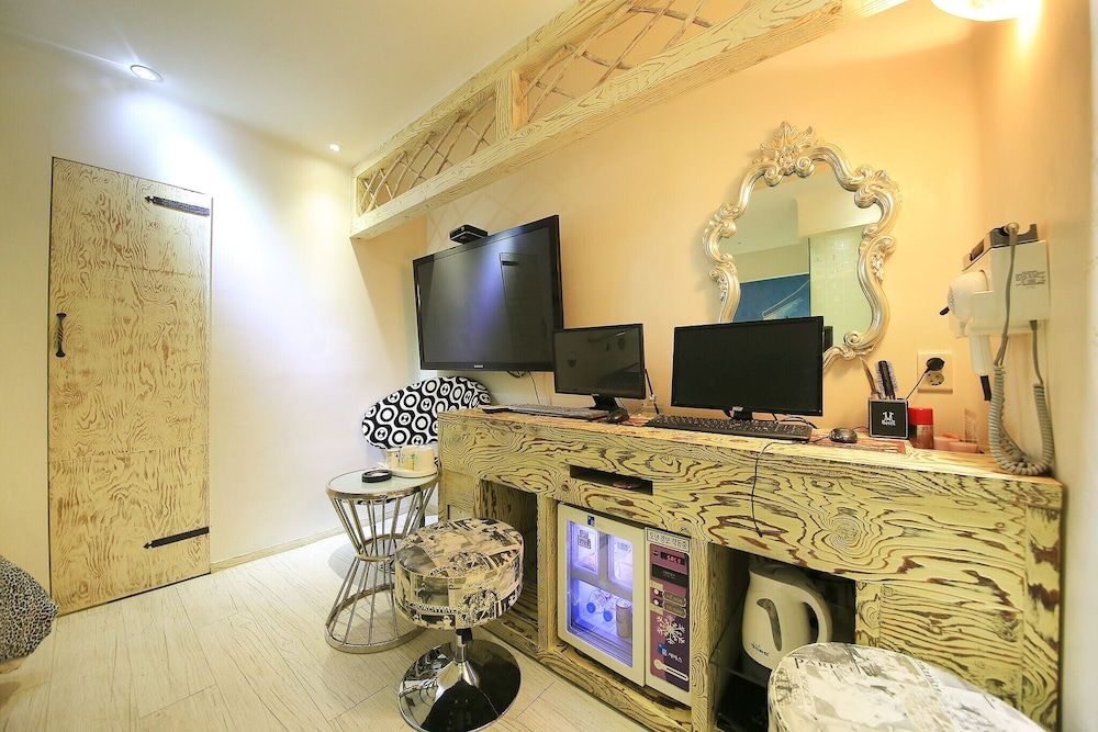 Suyu M Room (2 PCs (Netflix/Wave/Disney/TVing/Bide) 13