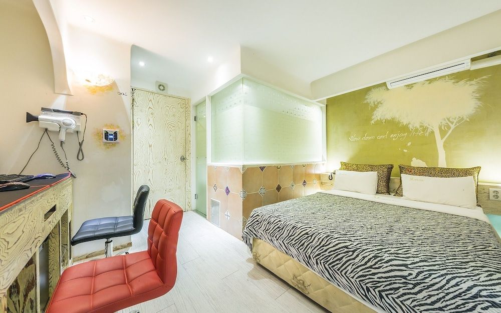 Suyu M Room (2 PCs (Netflix/Wave/Disney/TVing/Bide) 2