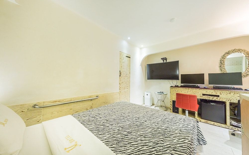 Suyu M Room (2 PCs (Netflix/Wave/Disney/TVing/Bide) 4