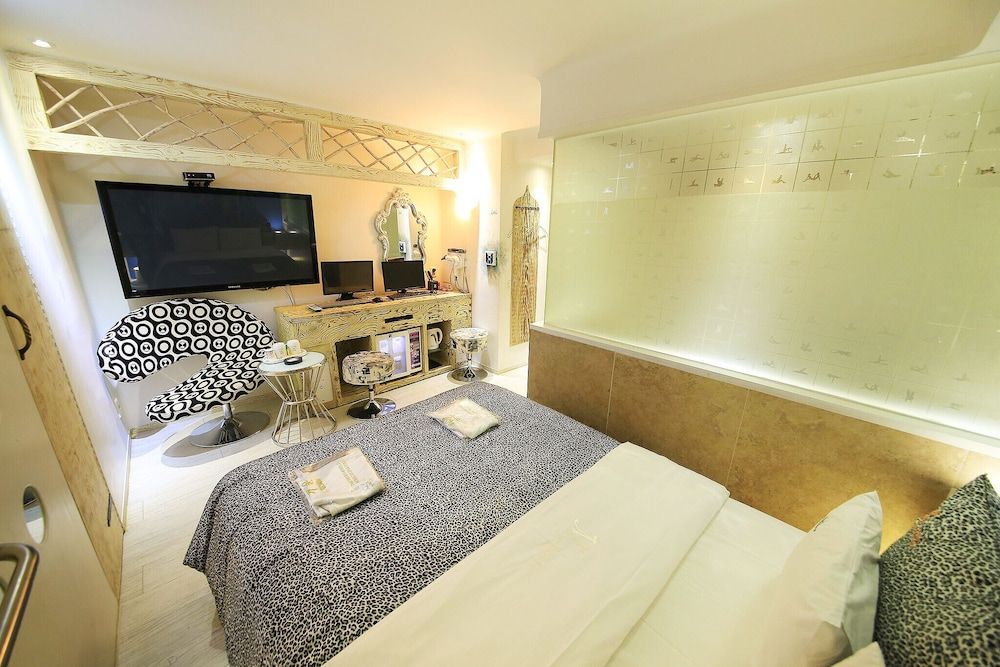 Suyu M Room (2 PCs (Netflix/Wave/Disney/TVing/Bide) 10