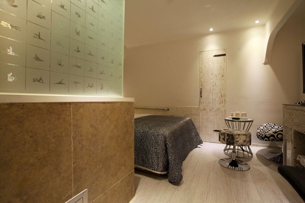 Suyu M Room (2 PCs (Netflix/Wave/Disney/TVing/Bide) 23